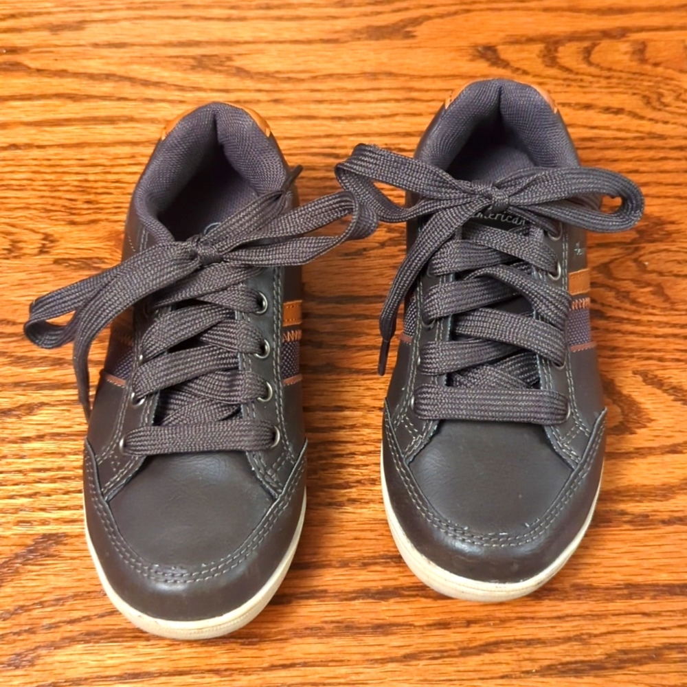 Like new condition. American Eagle lace-up sneakers size 11